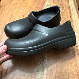 CROCS woman’s Black duty clogs